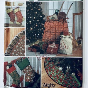 Può includere: Un foglio di modelli a tema natalizio con varie decorazioni per le vacanze. L'immagine include calze, gonne per alberi e una grande borsa regalo, tutte con motivi festivi. Il logo Wrights è visibile in basso.