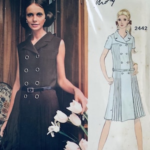 Puede incluir: Patrón de costura vintage para un vestido sin mangas con cierre de doble botonadura y falda plisada. El patrón es para la talla 14 y es de la década de 1970. El número del patrón es 2442.