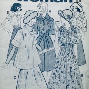 Puede incluir: Un patrón de costura vintage que presenta cuatro diseños de vestidos diferentes. El patrón incluye un vestido de manga corta con cuello, un vestido de manga larga con cuello, un vestido con cuello Peter Pan y un vestido con cinturón de lazo.
