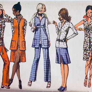 Puede incluir: Patrón de costura vintage con cinco ilustraciones de moda. Los diseños incluyen una variedad de atuendos: un conjunto con estampado floral, un chaleco y pantalón naranja, un traje a cuadros azul, una blusa y falda de lunares y un vestido con estampado floral. Contorno de busto 91 cm.