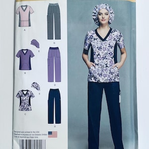 Puede incluir: Una mujer con una blusa estampada floral, gorro a juego y pantalones azul marino. La imagen también muestra ilustraciones de combinaciones de blusas y pantalones en rosa, morado y azul marino. El texto "Designed and printed in the USA" es visible.