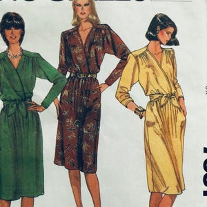 McCall's 7631 Vintage 1981 Sömnadsmönster Klänning med omlottliv storlek 20 100 cm byst fabriksvikt