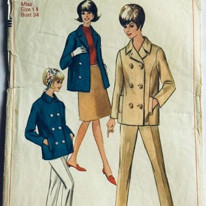 Puede incluir: Patrón de costura vintage con tres mujeres que llevan diferentes estilos de abrigos. El patrón es para un busto de talla 14 e incluye instrucciones para hacer un abrigo de doble botonadura, un abrigo de marinero y una chaqueta más corta.