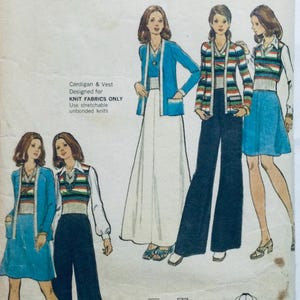 Op de afbeelding: Een naaipatroon voor een cardigan en een vest, ontworpen voor alleen breisels. Het patroon toont vier vrouwen die verschillende variaties van het kledingstuk dragen, waaronder een witte rok, een wijde broek en een blauwe rok.