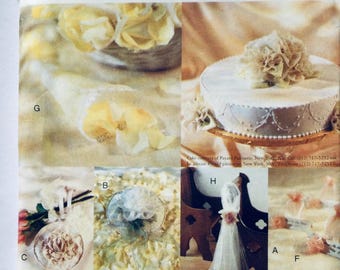 Patrón de costura Vogue 7401 para accesorios de novia: cojín para anillos, bolso, bufanda para silla, bolsa de recuerdo, soporte para pétalos (plegado de fábrica).