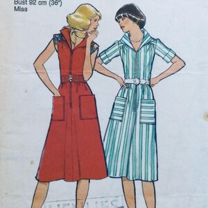 Può includere: Due abiti da donna con maniche lunghe e tasche. L'abito a sinistra è rosso e l'abito a destra è a righe verdi e bianche.