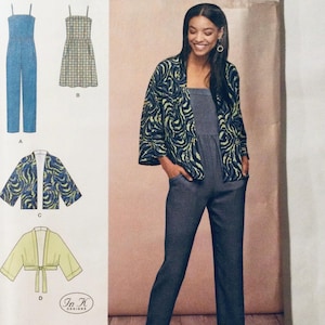 Könnte beinhalten: Ein Schnittmuster mit vier verschiedenen Kleidungsdesigns. Die Designs umfassen einen Overall, ein Kleid und zwei Jacken. Das Schnittmuster ist von In-K Designs.