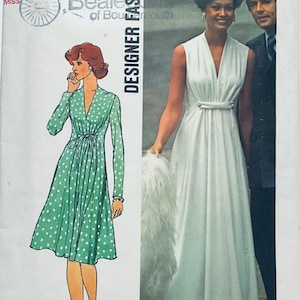 Może przedstawiać: Koperta z wykrojem krawieckim Simplicity 6672 dla sukienki w rozmiarze 10. Z przodu znajduje się ilustracja zielonej sukienki w białe kropki oraz zdjęcie białej sukienki bez rękawów do ziemi z dekoltem w serek i wiązaniem w talii.
