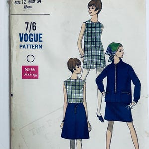 Może przedstawiać: Wzorzec szycia Vogue vintage numer 7/6, z dwoma sukienkami. Wzór jest dla rozmiaru 12, biust 86 cm. Wzór zawiera instrukcje do uszycia sukienki w kratę i sukienki niebieskiej z kurtką.
