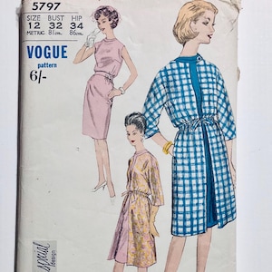 Puede incluir: Patrón Vogue vintage con ilustraciones de vestidos de mujer. El patrón incluye medidas para la talla 12, con 81 cm de busto y 86 cm de cadera. El diseño incluye un vestido rosa y un vestido abrigo a cuadros azules y blancos. "Special design".
