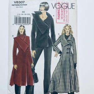 Puede incluir: Patrón de costura Vogue V8307 talla EE 14-16-18-20 con ilustraciones de tres estilos de abrigos. Uno es una chaqueta negra lisa, otro es un abrigo largo rojo oscuro liso y otro es un abrigo largo con estampado de pata de gallo en blanco y negro.