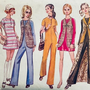 Op de afbeelding: Vintage mode-illustratie met vijf vrouwen in kleding uit de jaren 1960 en 1970. De outfits omvatten een gestreepte minirok, jumpsuits en een lange jas. De afbeelding bevat tekst met maatopties: 8, 10, 12, 14 en 16.