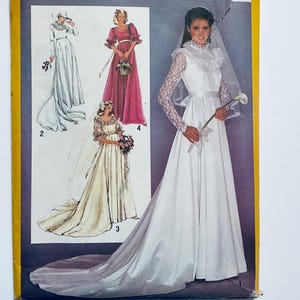 Peut inclure: Un patron de robe de mariée vintage avec des illustrations de plusieurs robes de mariée. L'image principale présente une mariée dans une robe blanche avec des manches en dentelle, tenant une fleur. Le patron comprend des modèles pour différents styles de robes de mariée.