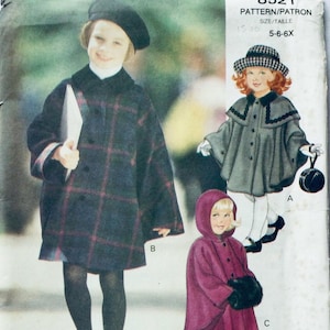 Op de afbeelding: Een vintage naaipatroon voor kinderjassen. Het patroon bevat drie verschillende stijlen: een geruite jas met een kraag, een cape met een capuchon en een cape met een kraag. Het patroon is voor maten 5-6X.