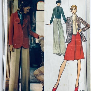Könnte beinhalten: Vintage Modeillustration mit einer Frau in einem roten Blazer und beigefarbenen Hosen. Eine weitere Illustration zeigt eine Frau in einem karierten Blazer und rotem Rock. Das Bild ist ein Schnittmuster.