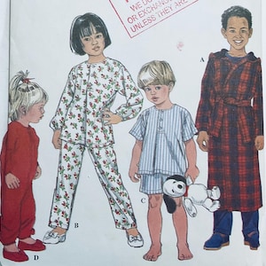 Könnte beinhalten: Illustration von Kinder-Schlafbekleidung. Ein Kind trägt einen roten Overall, ein anderes einen floralen Pyjama, ein drittes einen gestreiften Pyjama und das letzte einen karierten Bademantel. Das Bild befindet sich auf weißem Hintergrund.