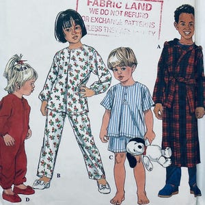 Könnte beinhalten: Ein Vintage-Schnittmuster mit Illustrationen von Kinder-Schlafbekleidung. Das Muster enthält einen roten Overall, einen Blumenpyjama, einen gestreiften Pyjama und einen karierten Bademantel. Der Text "FABRIC LAND" ist oben aufgedruckt.