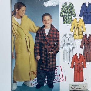 Può includere: Immagine di un modello di cucito per accappatoi con cappuccio. Il modello mostra una donna e un ragazzo che indossano accappatoi. Gli accappatoi sono in giallo e rosso a quadri. Il modello mostra anche diversi modelli di accappatoio in vari colori.