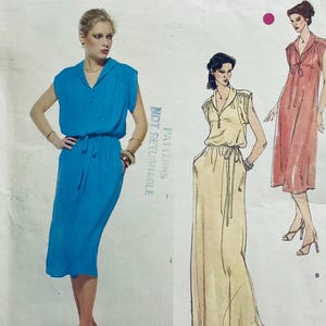 Pode incluir: Um padrão de costura para dois vestidos sem mangas. O vestido à esquerda é azul claro e o vestido à direita é amarelo claro. O padrão é etiquetado como "Patterns Not Returnable".