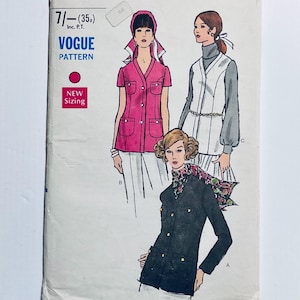 Può includere: Modello Vogue vintage con illustrazioni di moda femminile. La copertina mostra modelli di donna: una camicia rosa, un gilet bianco e una giacca nera. Il testo "Vogue Pattern" e "New Sizing" sono visibili.