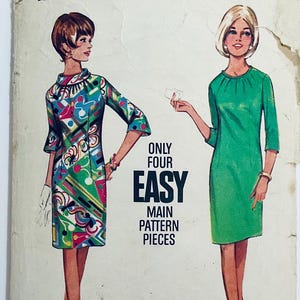 Puede incluir: Patrón de costura vintage para dos vestidos. El patrón es para un vestido verde y un vestido colorido con formas geométricas. El patrón está etiquetado como "Only Four Easy Main Pattern Pieces".