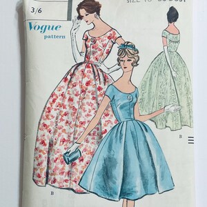 Peut inclure: Patron de couture vintage Vogue pour une robe. Le patron montre trois styles de robes différents, l'un avec un imprimé floral, l'autre en bleu uni et le dernier en vert uni. Le patron est intitulé "Vogue pattern" et "3/6".