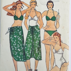 Può includere: Quattro top e gonne per costumi da bagno da donna in un modello di cucito vintage. Il modello presenta una stampa floreale verde e bianca. Il modello è intitolato "Poole".