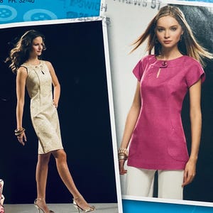 Könnte beinhalten: Zwei Frauen modeln verschiedene Kleidungsstücke. Die Frau links trägt ein ärmelloses, beiges Kleid mit einem Schlüsselloch-Ausschnitt. Die Frau rechts trägt ein kurzärmeliges, pinkfarbenes Kleid mit einem runden Ausschnitt.