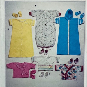 Può includere: Un assortimento di modelli di abbigliamento per bambini, tra cui un abito giallo con bottoni, un abito bianco con motivo floreale, un accappatoio blu con cappuccio e top avvolgenti. Sono incluse anche scarpine abbinate.
