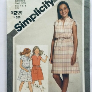 Puede incluir: Patrón de costura Simplicity para un vestido sin mangas con cuello en V y cintura con cordón. El patrón incluye dos tallas, 7 y 8, para niñas. El patrón tiene un precio de 1,25 £.