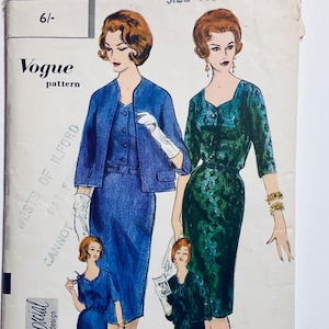 Peut inclure: Patron Vogue vintage avec des illustrations de deux femmes en robes et une veste. Le patron comprend une robe bleue avec une veste assortie et une robe verte. Le logo Vogue est visible.