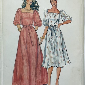 Könnte beinhalten: Butterick 4275 Schnittmusterumschlag mit Illustrationen von zwei Kleidern mit quadratischem Ausschnitt und Puffärmeln. Ein Kleid ist bodenlang und einfarbig rosa, das andere knielang mit Blumenmuster. Größe 18-20-22.