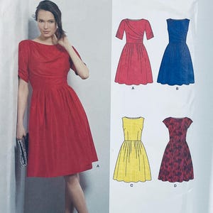 Può includere: Un cartamodello per un abito con quattro stili diversi. Gli stili includono un abito rosso con scollo rotondo, un abito rosa con scollo a V, un abito blu con scollo rotondo e un abito giallo con scollo rotondo.