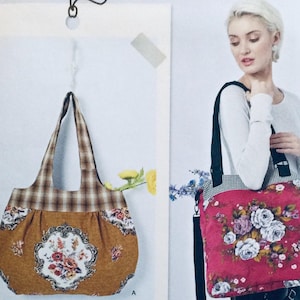 Op de afbeelding: Twee tote tassen met bloemen- en ruitpatronen. Eén tas heeft een bruine ruitgreep en een mosterdkleurige body met een bloemenontwerp. De andere tas heeft een rood bloemenpatroon met een zwarte handgreep en een zwart-witte geruite voering.