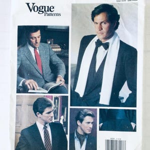 Op de afbeelding: Een vintage Vogue Patterns naaipatroon voor een mannenpak. Het patroon bevat instructies voor een dubbelrijig colbert, een vest en een broek. Het patroon is voor maat 38.