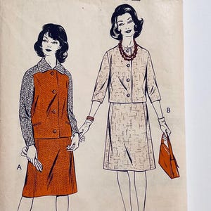 Könnte beinhalten: Vintage Schnittmuster-Illustration mit zwei Frauen in Anzügen. Ein Anzug ist ein rostfarbener Rockanzug mit gemustertem Ärmel und Kragen. Der andere ist ein beigefarbener Rockanzug mit passender Jacke und einer kleinen orangefarbenen Handtasche.