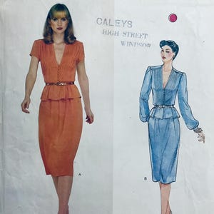Puede incluir: Patrón de costura vintage con dos diseños de vestidos. Uno es un vestido naranja de manga corta, cuello en V y cintura con cinturón. El otro es un vestido azul de manga larga, cintura con cinturón y detalle de peplum.