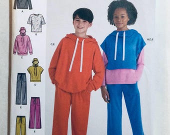 Simplicity 9394 Wykrój do szycia: bluzy z kapturem, spodnie i bluzki oversize dla chłopców i dziewcząt, rozmiary XS - XL, fabrycznie złożone