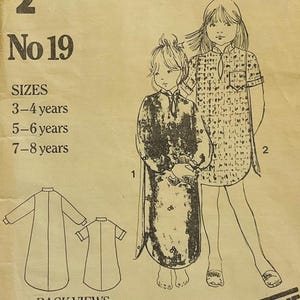 Könnte beinhalten: Ein Vintage-Schnittmuster für Kinderkleider. Das Schnittmuster ist für die Größen 3-4, 5-6 und 7-8 Jahre. Das Schnittmuster enthält zwei verschiedene Kleidmodelle, eines mit langen Ärmeln und eines mit kurzen Ärmeln. Das Schnittmuster ist mit "No. 19" gekennzeichnet.