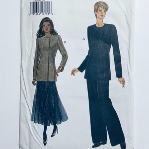 Peut inclure: Un patron de couture présentant deux tenues différentes. La première tenue est une veste grise avec une jupe noire et blanche. La deuxième tenue est une veste bleu foncé avec un pantalon assorti. Le patron comprend les lettres A et B.