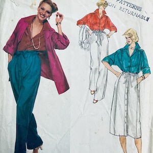 Puede incluir: Patrón de costura vintage con ilustraciones de moda. Los diseños incluyen una chaqueta magenta, pantalones turquesa, una camisa abotonada roja y una camisa abotonada turquesa con una falda blanca. El texto "PATTERNS - NON RETURNABLE" es visible.