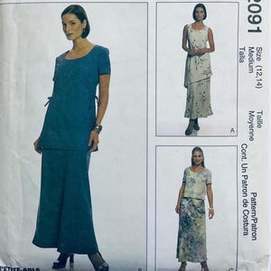 Puede incluir: Un patrón de costura con tres conjuntos de dos piezas diferentes. Los conjuntos incluyen un top y una falda color turquesa, un top sin mangas y una falda con estampado floral, y un top de manga corta y una falda con estampado floral. Talla mediana (12, 14).