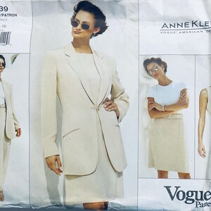 Pode incluir: Um padrão de costura para um fato, uma saia e um vestido para mulher. O padrão é da Vogue Patterns e foi desenhado por Anne Klein II. O padrão é para os tamanhos 12-14-16.