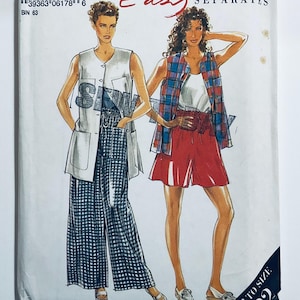 Peut inclure: Un patron de couture vintage avec des illustrations de deux femmes en séparations faciles. Une modèle porte un long gilet avec un pantalon à carreaux à jambes larges. L'autre porte une chemise à carreaux, un haut blanc et un short rouge. Le texte "EASY SEPARATES" est visible.
