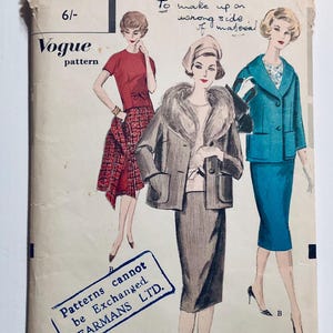 Pode incluir: Padrão Vogue vintage com ilustrações de moda. A imagem mostra três mulheres em diferentes roupas, incluindo um top e saia vermelhos, um casaco e saia cinza e um fato azul-petróleo. O texto "Vogue pattern" é visível.