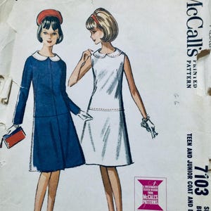以下が含まれることがあります： ヴィンテージのMcCall's縫製パターン、ティーンとジュニア向けのコートとドレス。パターン番号は7103。パターンには、ドレスとコートを着た女の子が2人描かれています。一人の女の子は、白い襟と赤い帽子をつけた青いドレスを着ています。もう一人の女の子は、白い襟をつけた白いドレスを着ています。