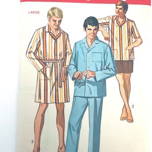 Op de afbeelding: Een naaipatroon-envelop met illustraties van nachtkleding in maat large. De ontwerpen omvatten een gestreepte kamerjas met ceintuur, een effen lichtblauwe pyjamaset met knoopsluiting en borstzak, en een gestreept shirt met korte mouwen en een korte broek.