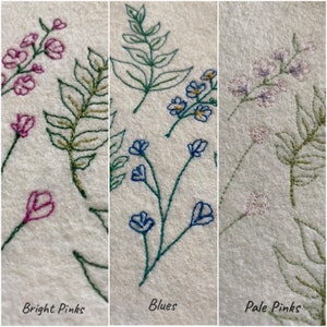 Pu&ograve; includere: Tre immagini ravvicinate di tessuto ricamato con diversi disegni floreali colorati. La prima immagine mostra fiori rosa acceso e foglie verdi. La seconda immagine mostra fiori blu e foglie verdi. La terza immagine mostra fiori rosa pallido e foglie verdi. Il testo "Bright Pinks", "Blues" e "Pale Pinks" &egrave; scritto sotto ogni immagine.