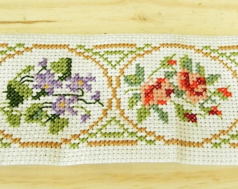 Small Vintage Danish Embroidered Table Runner / Scandinavian Decor / Nordic Folk Decor / Embroidery / Flowers / Table Decor / Cross Stitch