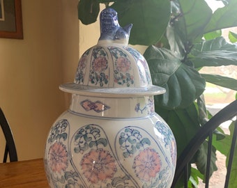 Vintage blau-weiß-rosa Tempel-Glas / Foo Dog-Deckel / Rosenmuster Chinoiserie-Heimakzent